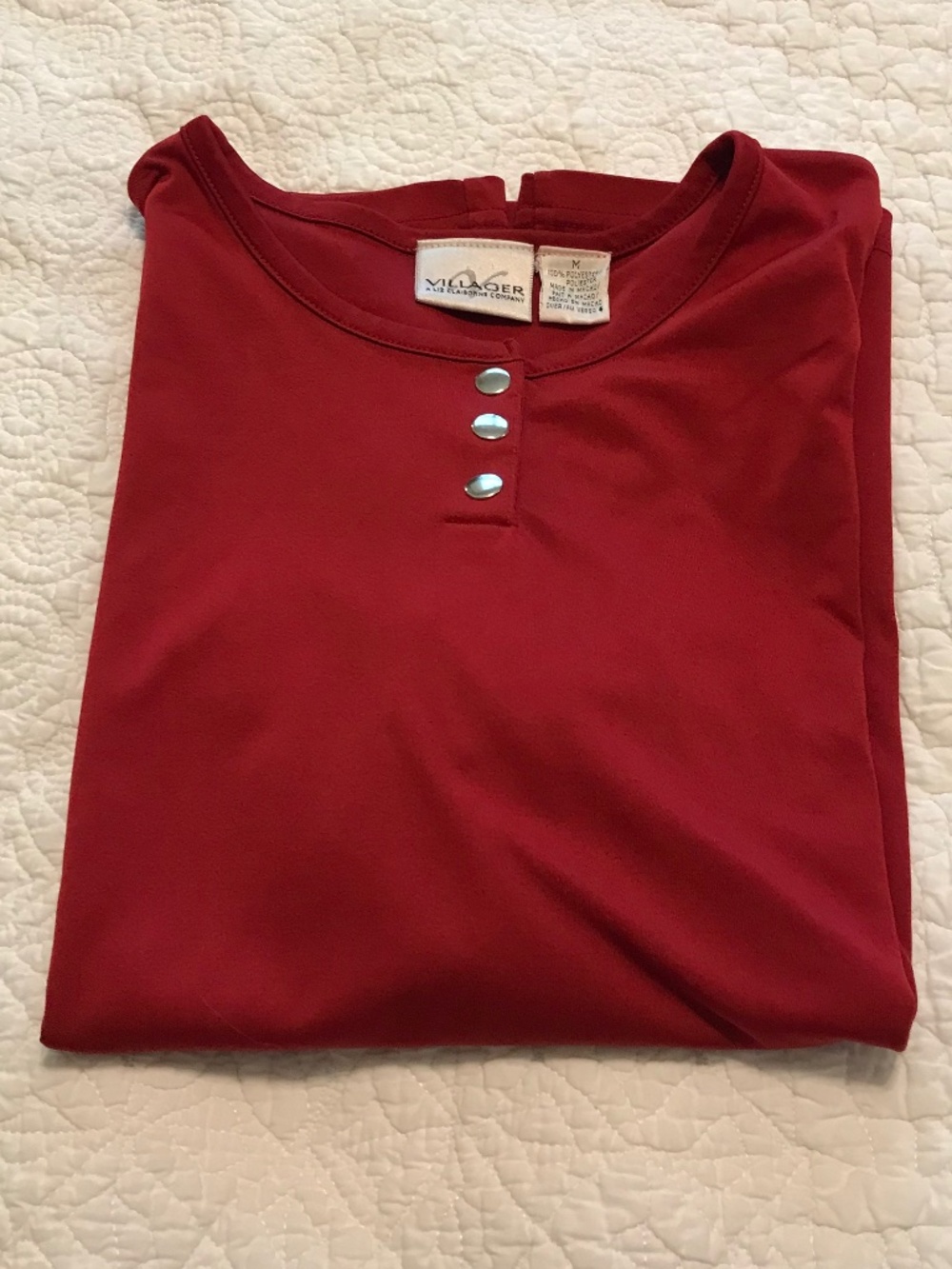 Liz Claiborne Villager maroon short sleeve round neck top with snaps (M)